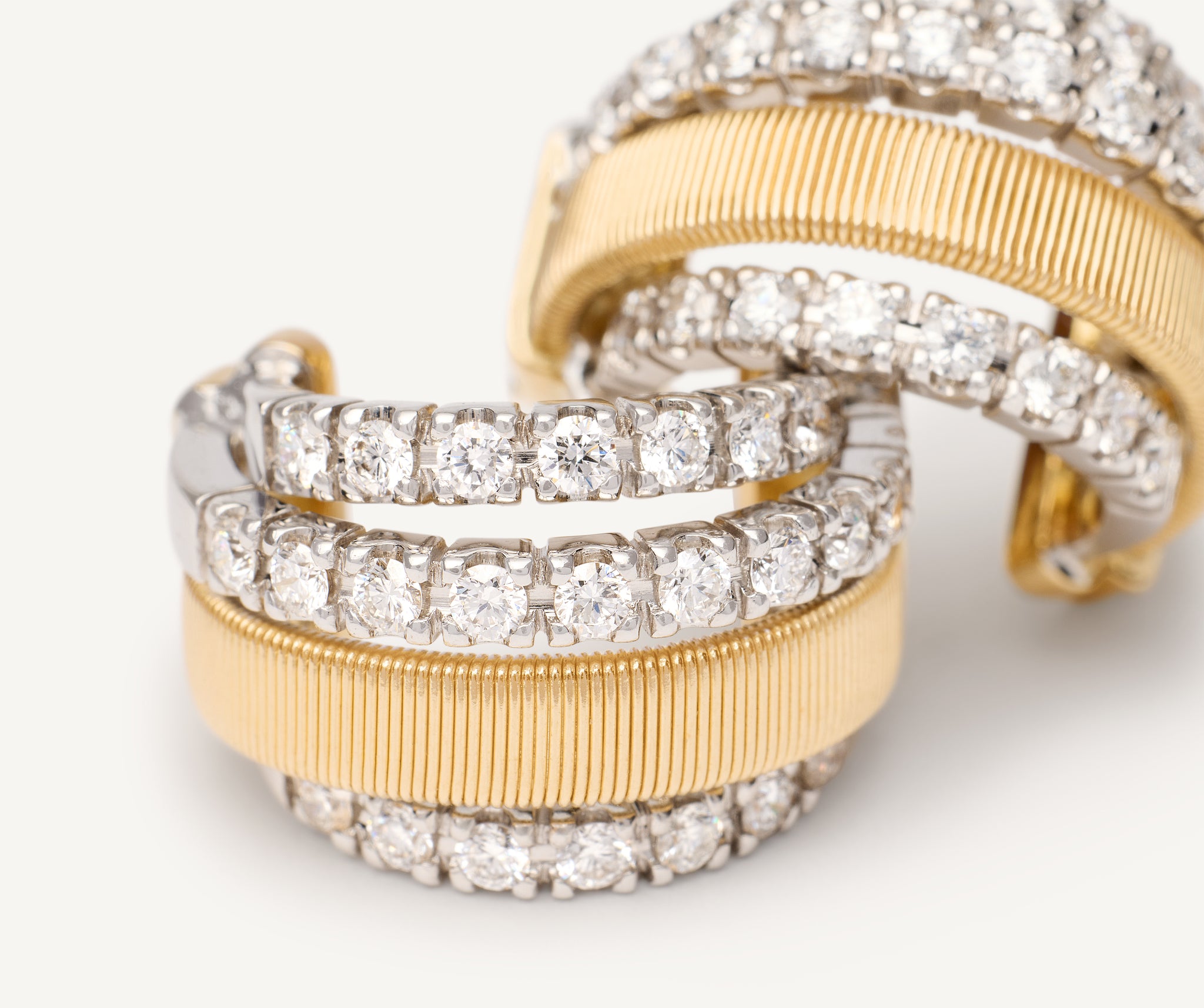 Pendientes de aro de oro amarillo y tres hileras de diamantes