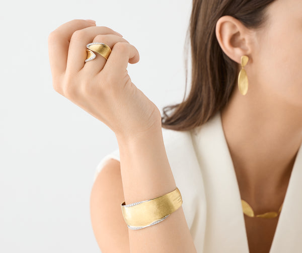 18kt yellow gold bangle with diamond pavé, large – Marco Bicego