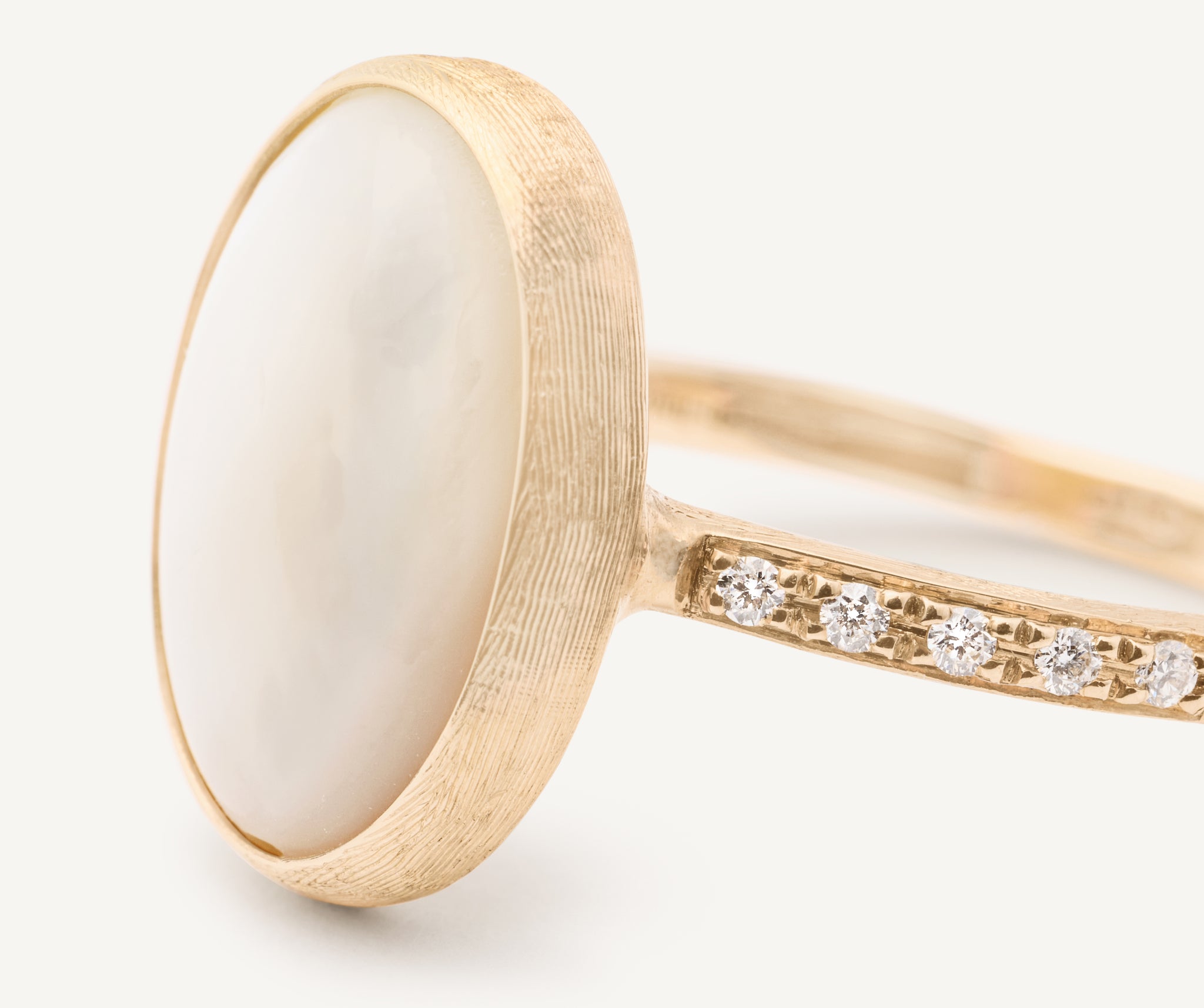 18kt yellow gold mother-of-pearl and diamond ring – Marco Bicego
